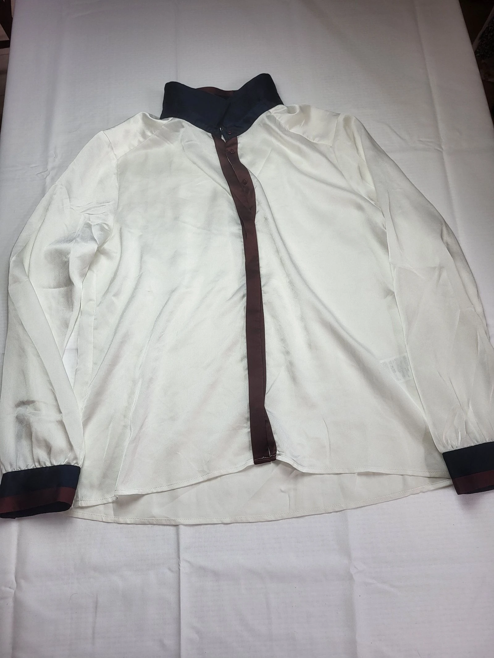 satijnen blouse met vloeiende witte ivoorkleur en tweekleurige details 1,2,3 – Maat 42 – photo 3